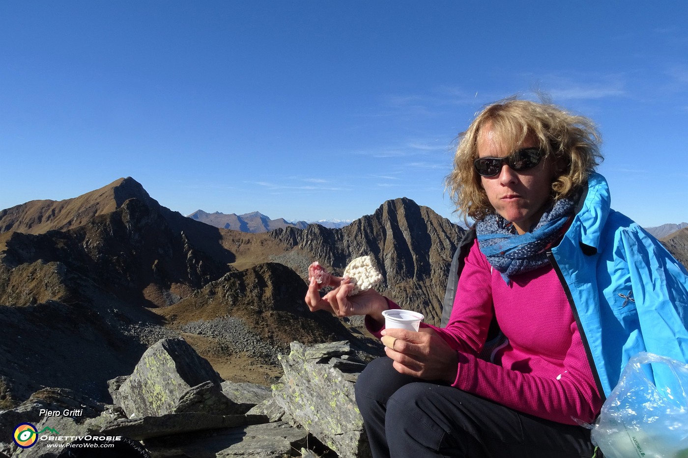 72 In vetta al Tartano con vista verso Fioraro, Pizzo del vento e Pedena.JPG -                                